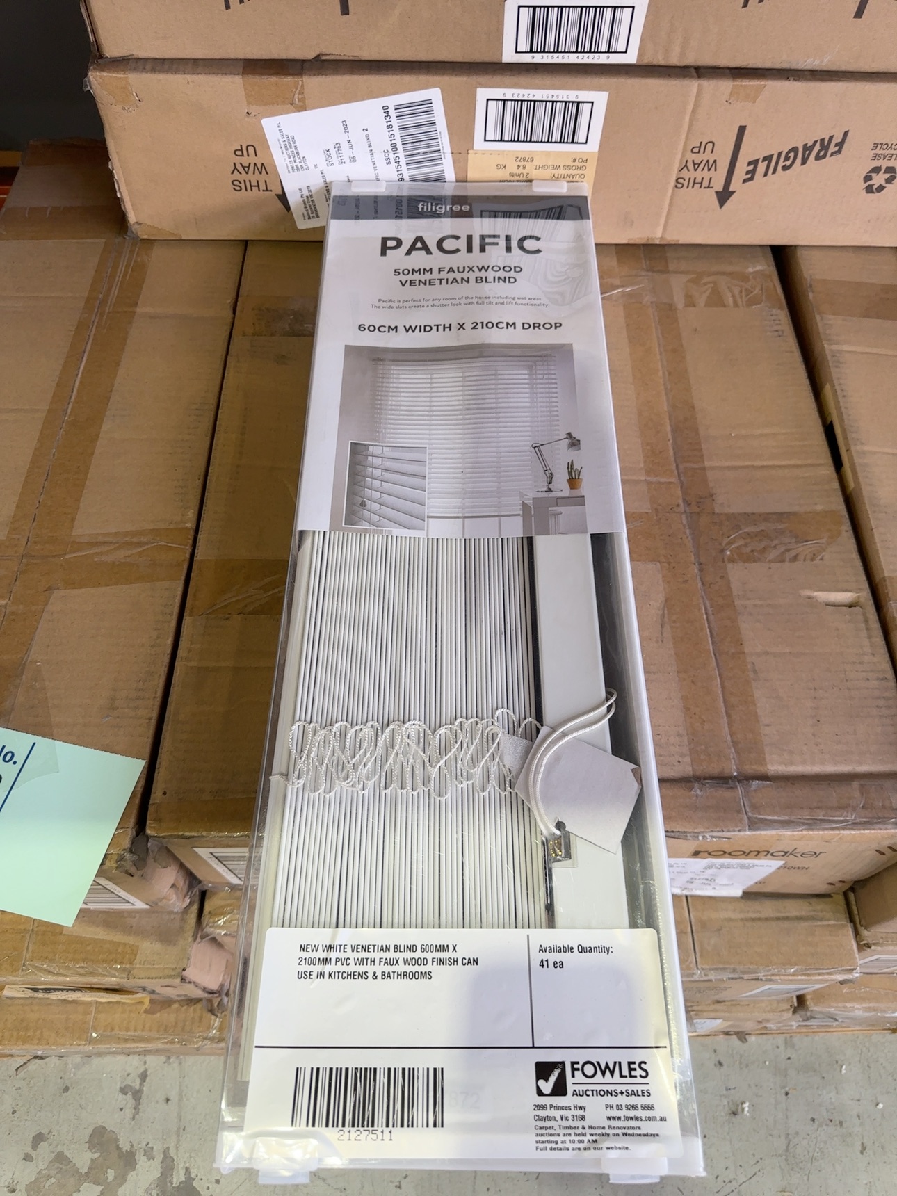 NEW WHITE VENETIAN BLIND 600MM X 2100MM PVC WITH FAUX WOOD FINISH CAN USE IN KITCHENS & BATHROOMS NEW WHITE VENETIAN BLIND 600MM X 2100MM PVC WITH FAUX WOOD FINISH CAN USE IN KITCHENS & BATHROOMS