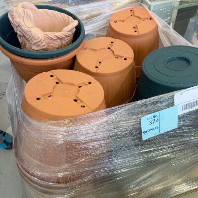 PALLET OF ASSORTED PLASTIC ROUND PLANT POTS