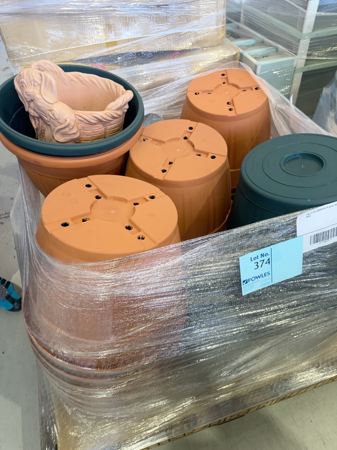 PALLET OF ASSORTED PLASTIC ROUND PLANT POTS
