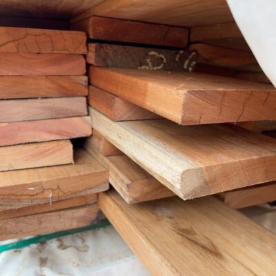 140X25 FEATURE GRADE SPOTTED GUM DECKING- (PACK CONSISTS OF RANDOM SHORT LENGTHS)