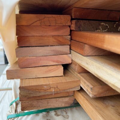 140X25 FEATURE GRADE SPOTTED GUM DECKING- (PACK CONSISTS OF RANDOM SHORT LENGTHS)