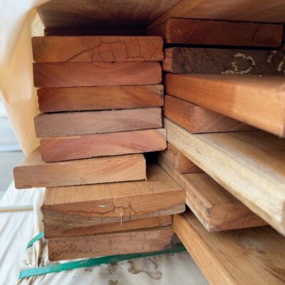 140X25 FEATURE GRADE SPOTTED GUM DECKING- (PACK CONSISTS OF RANDOM SHORT LENGTHS)