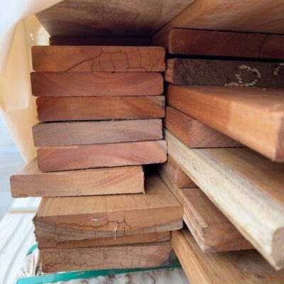 140X25 FEATURE GRADE SPOTTED GUM DECKING- (PACK CONSISTS OF RANDOM SHORT LENGTHS)