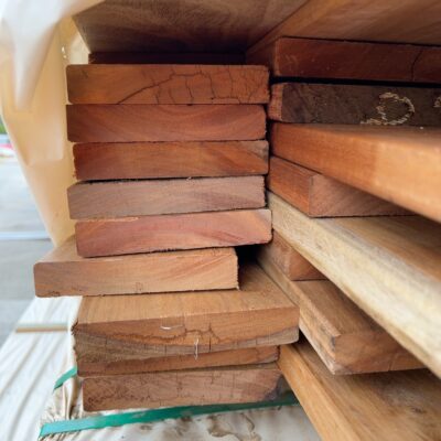 140X25 FEATURE GRADE SPOTTED GUM DECKING- (PACK CONSISTS OF RANDOM SHORT LENGTHS)