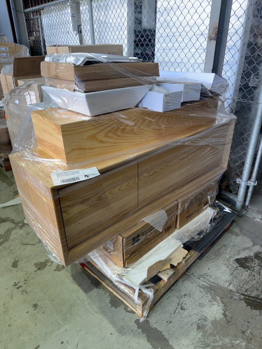 PALLET OF ASSORTED BATHROOM ACCESSORIES, INCLUDING WALL HUNG TIMBER MANHATTAN VANITY CABINET, OVEN WITH BROKEN DOOR, ASSORTED HANDHELD SHOWER RAILS, TOILET SEATS, VANITY BOWLS, STONE TOPS ETC