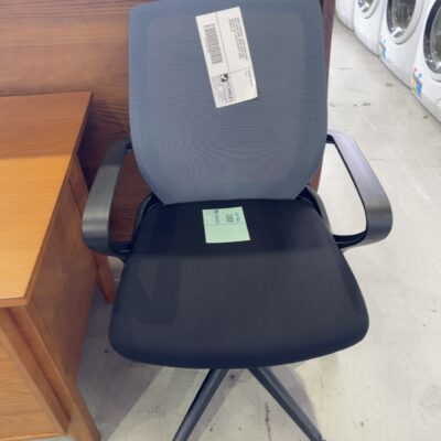 SAMPLE FURNITURE -BLACK FABRIC & GREY MESH OFFICE CHAIR, HEIGHT ADJUSTABLE, BACKREST TILT, WEIGHT CAPACITY 130KG, RRP$259, AA