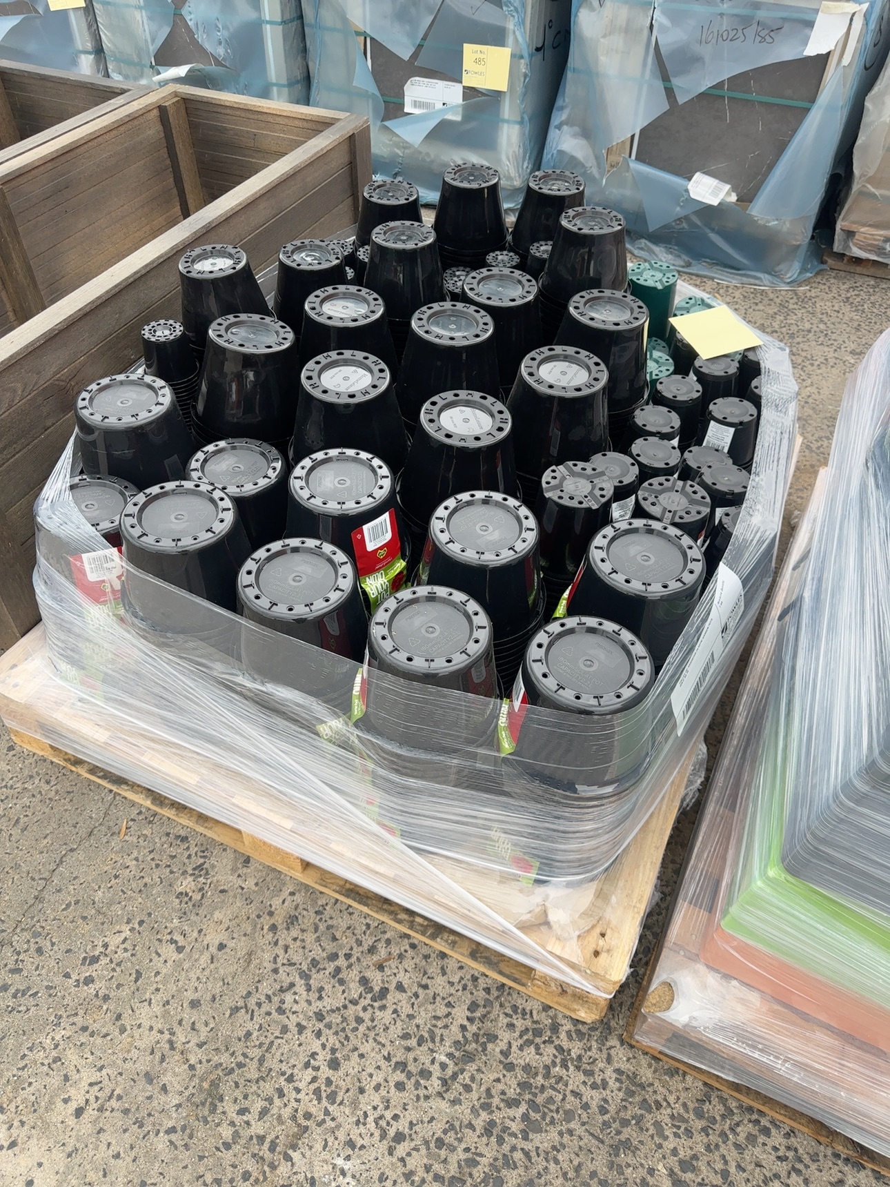 PALLET OF ASSORTED PLASTIC GARDEN POTS, SOLD AS IS PALLET OF ASSORTED PLASTIC GARDEN POTS, SOLD AS IS