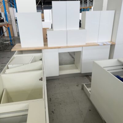 NEW L SHAPE KITCHEN WITH SEPARATE ISLAND BENCH IN HIGH GLOSS WHITE 2 PAC PAINTED FINISH WITH PLAIN PENCIL EDGE DOORS, K5A, SOLD AS IS NEW L SHAPE KITCHEN WITH SEPARATE ISLAND BENCH IN HIGH GLOSS WHITE 2 PAC PAINTED FINISH WITH PLAIN PENCIL EDGE DOORS, K5A, SOLD AS IS