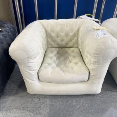 EX EVENT HIRE - WHITE CHESTERFIELD STYLE BLOW UP ARMCHAIR, SOLD AS IS - WITH NO PUMP