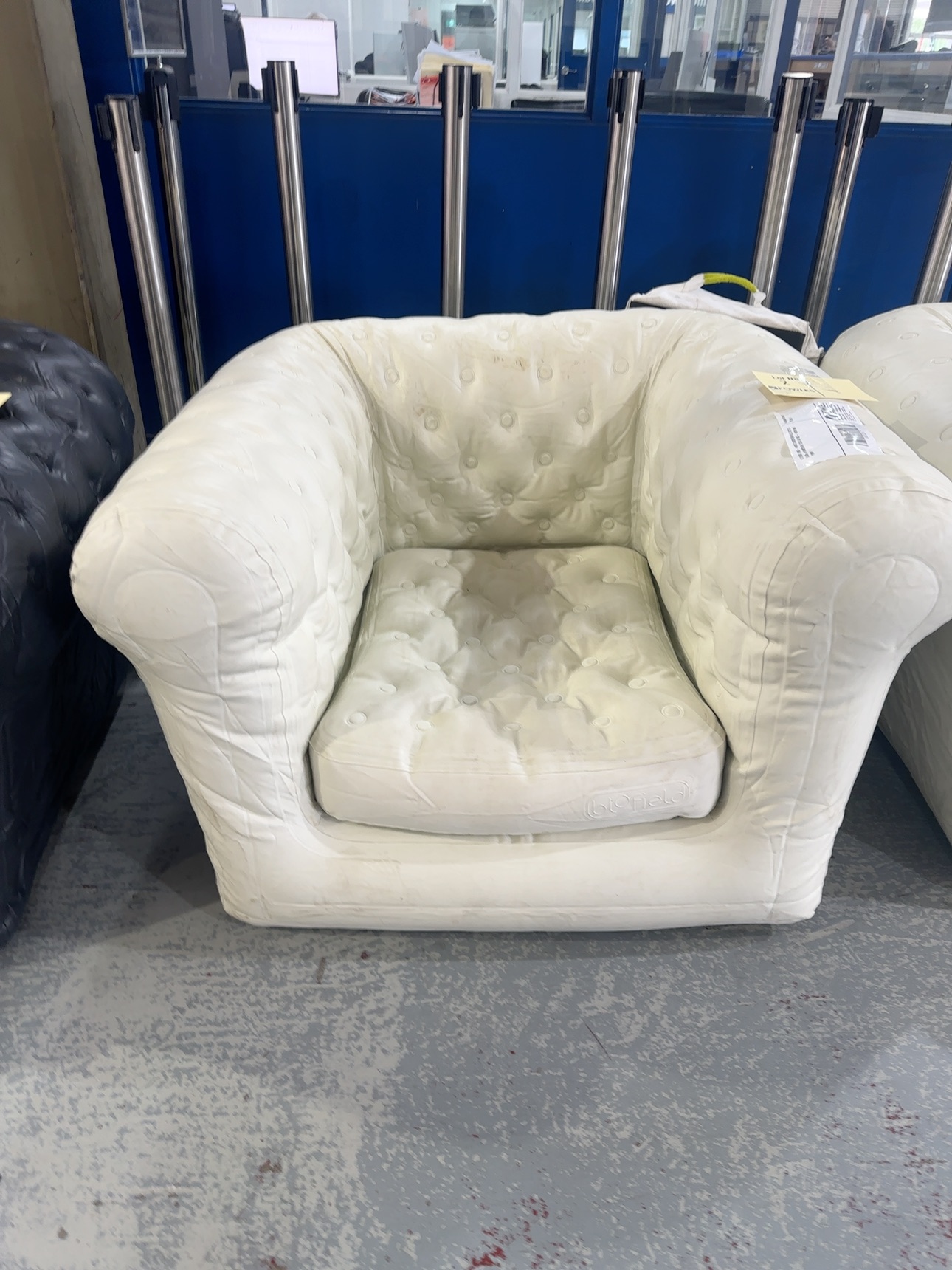 EX EVENT HIRE - WHITE CHESTERFIELD STYLE BLOW UP ARMCHAIR, SOLD AS IS - WITH NO PUMP EX EVENT HIRE - WHITE CHESTERFIELD STYLE BLOW UP ARMCHAIR, SOLD AS IS - WITH NO PUMP