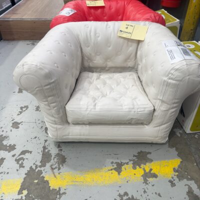 EX EVENT HIRE - NEW WHITE SMALL KIDS SIZE CHESTERFIELD STYLE BLOW UP ARMCHAIR, SOLD AS IS - WITH PUMP