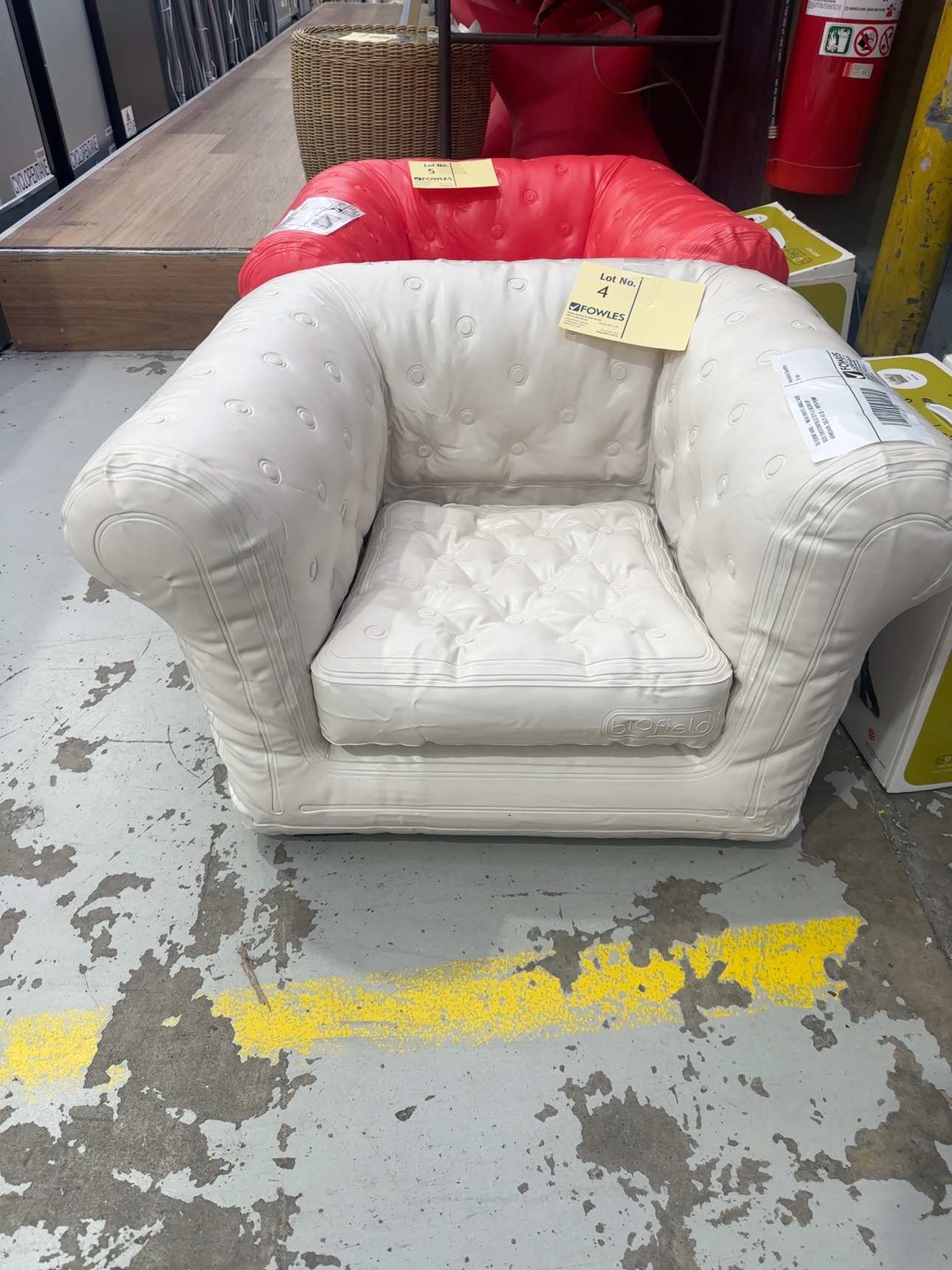 EX EVENT HIRE - NEW WHITE SMALL KIDS SIZE CHESTERFIELD STYLE BLOW UP ARMCHAIR, SOLD AS IS - WITH PUMP EX EVENT HIRE - NEW WHITE SMALL KIDS SIZE CHESTERFIELD STYLE BLOW UP ARMCHAIR, SOLD AS IS - WITH PUMP