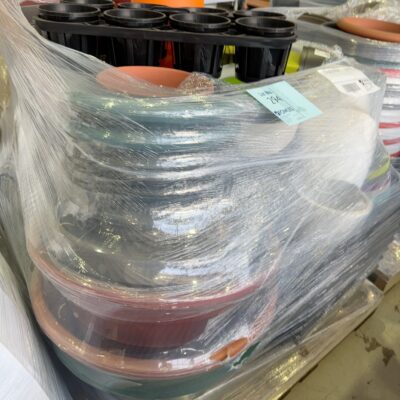 PALLET OF ASSORTED MEDIUM TO LARGE PLASTIC GARDEN POTS, SOLD AS IS