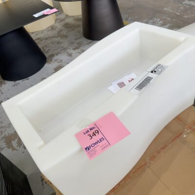 EX HIRE WHITE ACRYLIC CURVED DRINKS HOLDER, SOLD AS IS EX HIRE WHITE ACRYLIC CURVED DRINKS HOLDER, SOLD AS IS