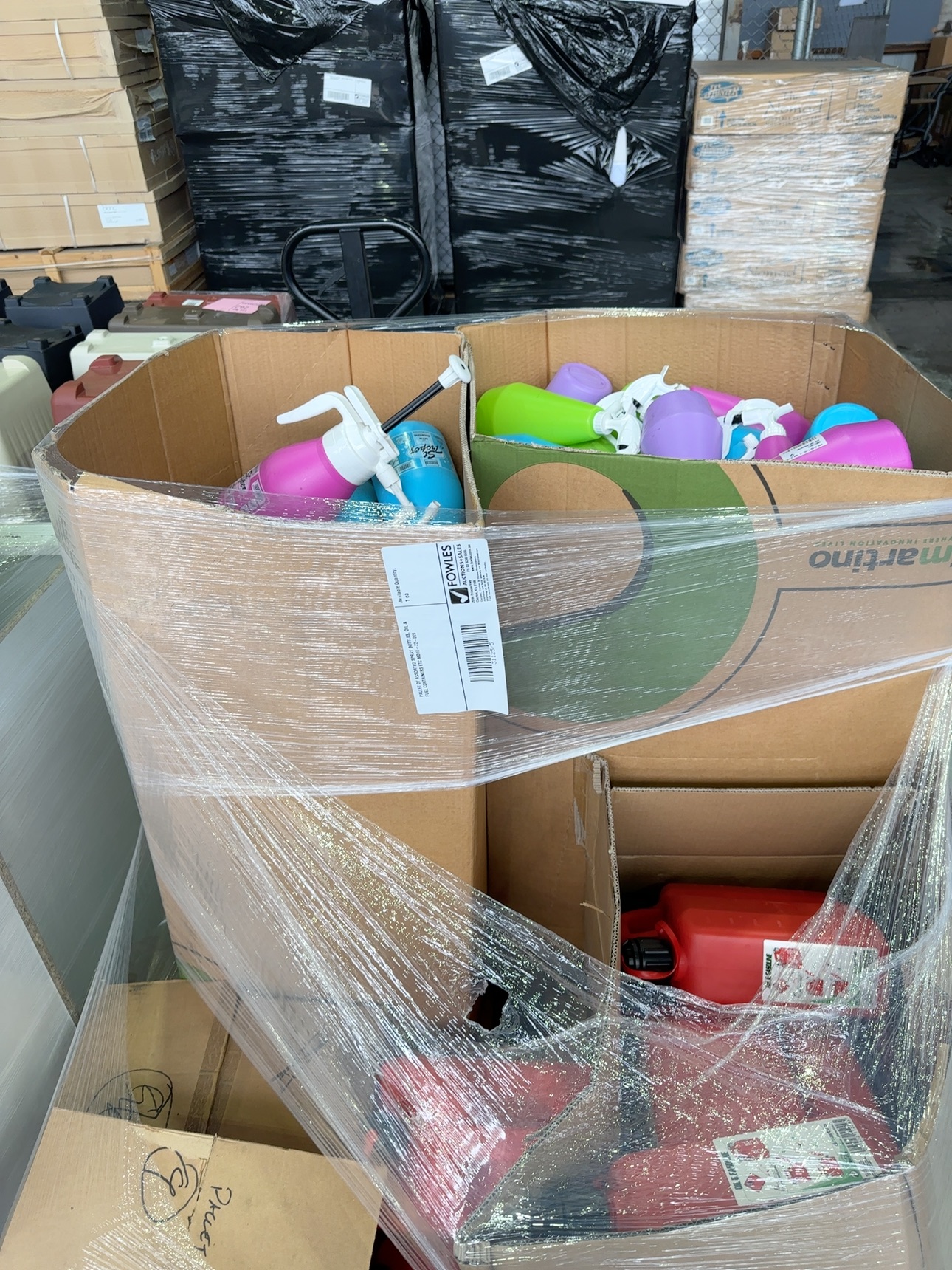 PALLET OF ASSORTED SPRAY BOTTLES, OIL & FUEL CONTAINERS ETC MD10-22-009 PALLET OF ASSORTED SPRAY BOTTLES, OIL & FUEL CONTAINERS ETC MD10-22-009