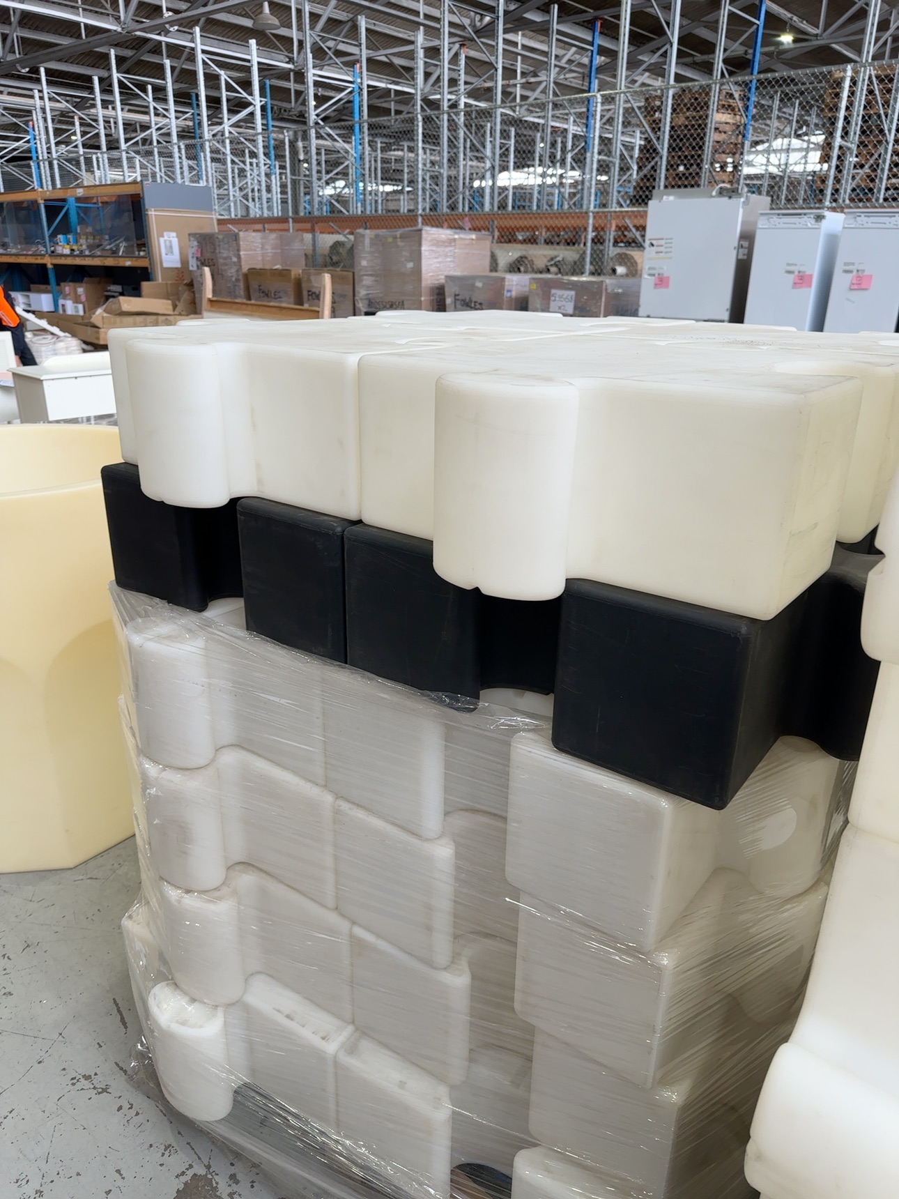 EX EVENT HIRE - PALLET OF WHITE & BLACK ACRYLIC LARGE OVERSIZE JIGSAW PIECES, CAN GE USED TO CREATE WALLS ETC, WHITE CAN BE ILLUMINATED, SOLD AS IS EX EVENT HIRE - PALLET OF WHITE & BLACK ACRYLIC LARGE OVERSIZE JIGSAW PIECES, CAN GE USED TO CREATE WALLS ETC, WHITE CAN BE ILLUMINATED, SOLD AS IS