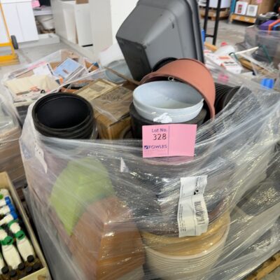 PALLET OF ASSORTED PLANT POTS SQUARE AND ROUND, HANGING POTS & CHAINS, MD10-27-032 PALLET OF ASSORTED PLANT POTS SQUARE AND ROUND, HANGING POTS & CHAINS, MD10-27-032