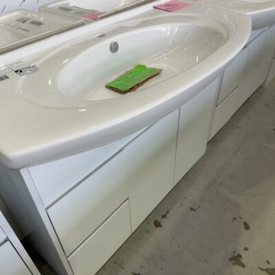 NEW 1050MM WHITE GLOSS VANITY WITH DRAWERS LEFT, WITH WHITE CERAMIC TOP VPB1050-129 NEW 1050MM WHITE GLOSS VANITY WITH DRAWERS LEFT, WITH WHITE CERAMIC TOP VPB1050-129