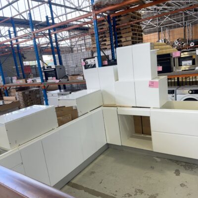 NEW L SHAPE KITCHEN IN HIGH GLOSS WHITE 2 PAC PAINTED FINISH WITH FINGER PULL PROFILE DOORS, K5B