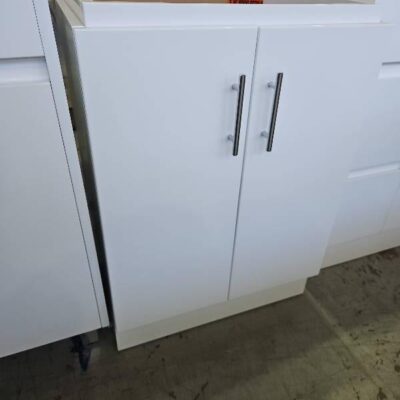 EX DISPLAY 600MM GLOSS WHITE VANITY BASE, NO TOP SUPPLIED, SOLD AS IS EX DISPLAY 600MM GLOSS WHITE VANITY BASE, NO TOP SUPPLIED, SOLD AS IS