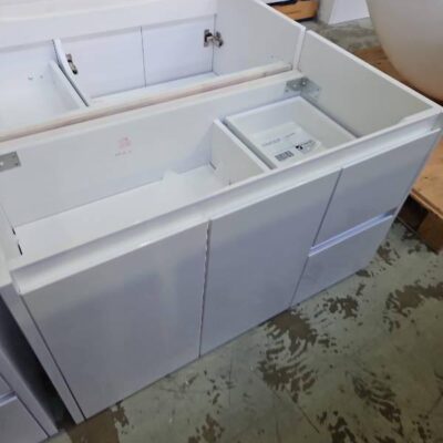 EX DISPLAY 900MM GLOSS WHITE WALL HUNG VANITY BASE, NO TOP SUPPLIED, SOLD AS IS EX DISPLAY 900MM GLOSS WHITE WALL HUNG VANITY BASE, NO TOP SUPPLIED, SOLD AS IS