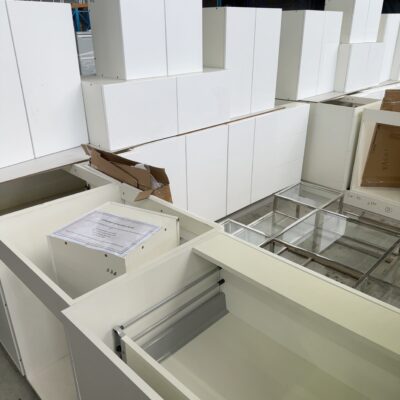 NEW L SHAPE KITCHEN IN HIGH GLOSS WHITE 2 PAC PAINTED FINISH WITH PLAIN DOORS, K5A WITH 600MM PANTRY NEW L SHAPE KITCHEN IN HIGH GLOSS WHITE 2 PAC PAINTED FINISH WITH PLAIN DOORS, K5A WITH 600MM PANTRY