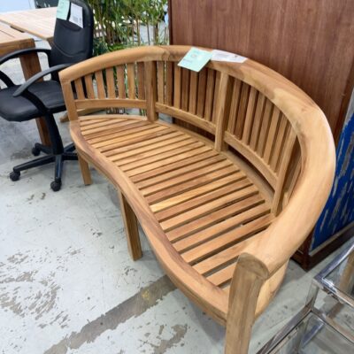 NEW PLANTATION TEAK CURVED GARDEN SEAT 1600MM RRP$1290 NEW PLANTATION TEAK CURVED GARDEN SEAT 1600MM RRP$1290