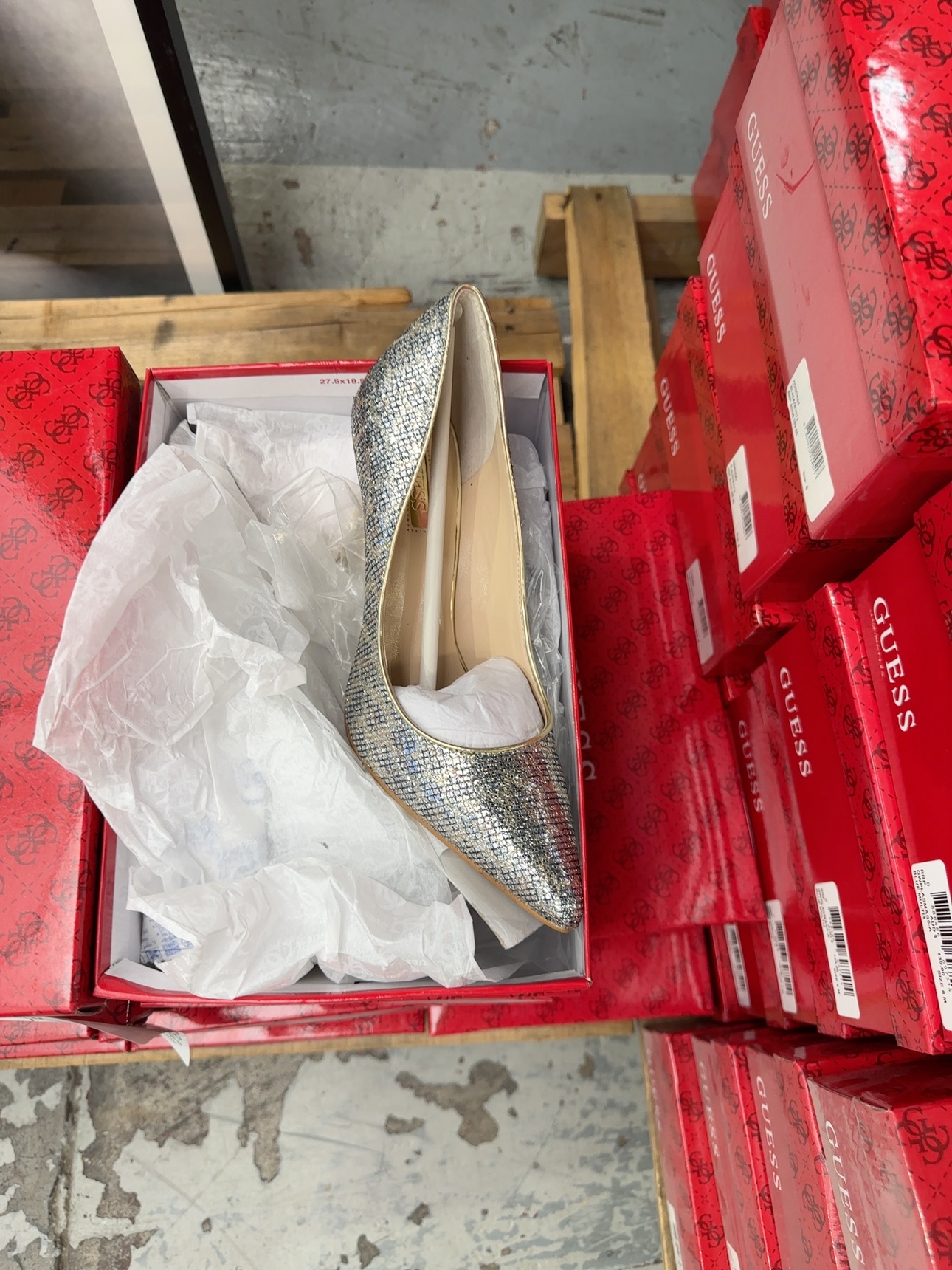 PALLET OF BULK WOMENS GUESS SHOES, SIZES 8 & 8.5, ASSORTED DESIGNS - QTY OF 22, SOLD AS IS PALLET OF BULK WOMENS GUESS SHOES, SIZES 8 & 8.5, ASSORTED DESIGNS - QTY OF 22, SOLD AS IS