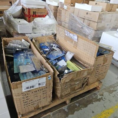 PALLET OF ASSORTED BATHROOM ACCESSORIES, SOLD AS IS