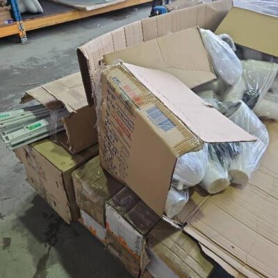 PALLET OF FLUROESCENT LIGHT TUBES AND S TRAPS, SOLD AS IS