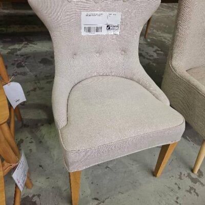 EX STAGING, BEIGE UPHOLSTERED DINING CHAIR WITH BUTTON DETAIL SOLD AS IS EX STAGING, BEIGE UPHOLSTERED DINING CHAIR WITH BUTTON DETAIL SOLD AS IS