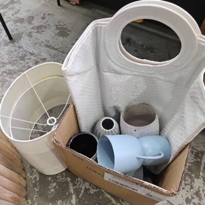 EX STAGING 1 BOX OF ASSORTED DECORATER ITEMS INCLUDES X 2 OVAL LAMP SHADES, SOLD AS IS