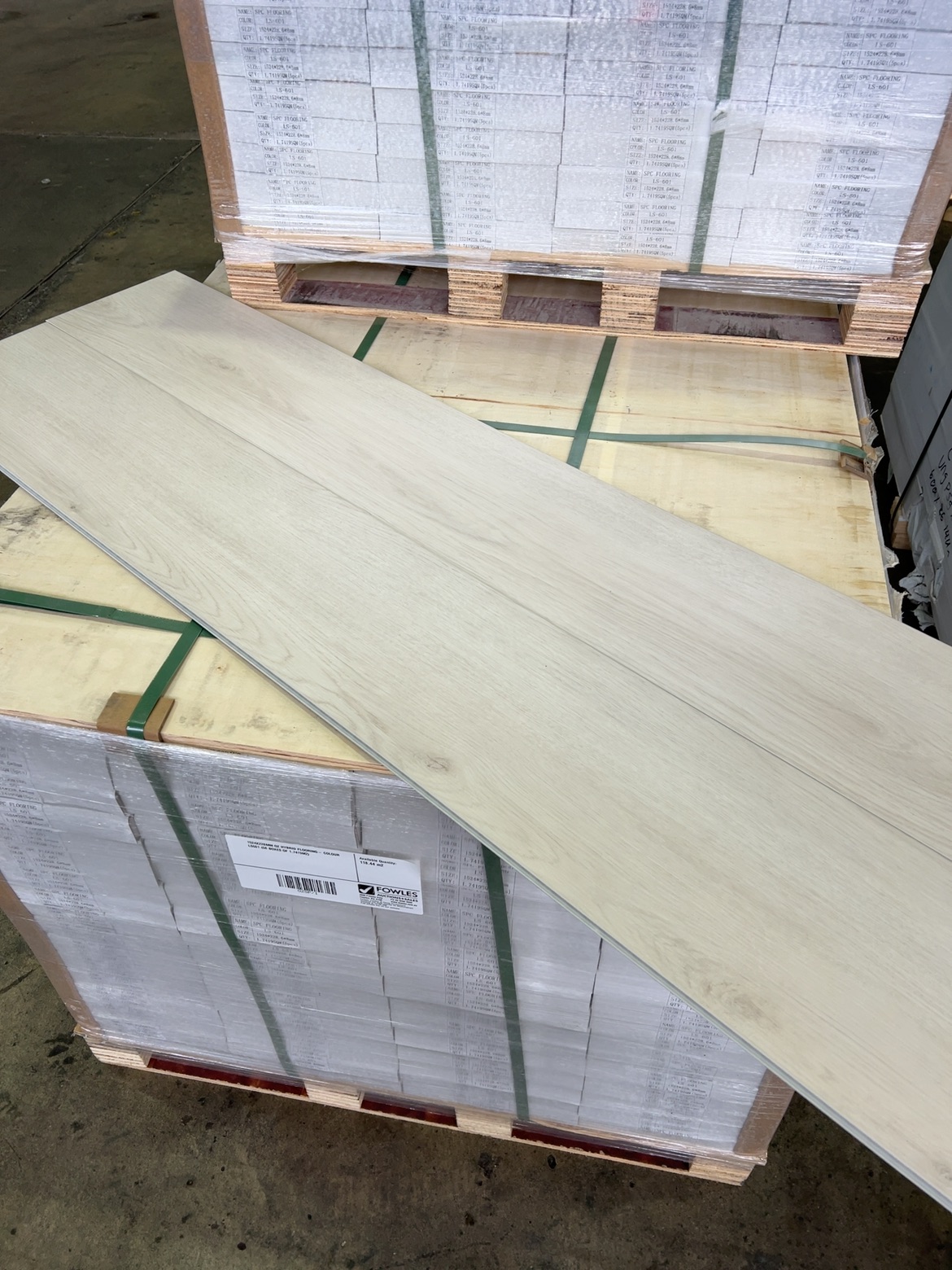 1524X228MM OZ HYBRID FLOORING- COLOUR LS601 (68 BOXES OF 1.7419M2) 1524X228MM OZ HYBRID FLOORING- COLOUR LS601 (68 BOXES OF 1.7419M2)