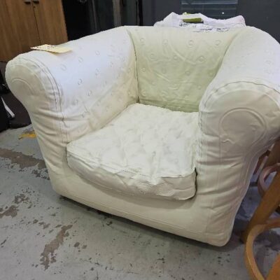 EX EVENT HIRE - WHITE CHESTERFIELD STYLE BLOW UP ARMCHAIR, SOLD AS IS - WITH PUMP EX EVENT HIRE - WHITE CHESTERFIELD STYLE BLOW UP ARMCHAIR, SOLD AS IS - WITH PUMP