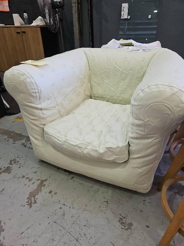 EX EVENT HIRE - WHITE CHESTERFIELD STYLE BLOW UP ARMCHAIR, SOLD AS IS - WITH PUMP EX EVENT HIRE - WHITE CHESTERFIELD STYLE BLOW UP ARMCHAIR, SOLD AS IS - WITH PUMP