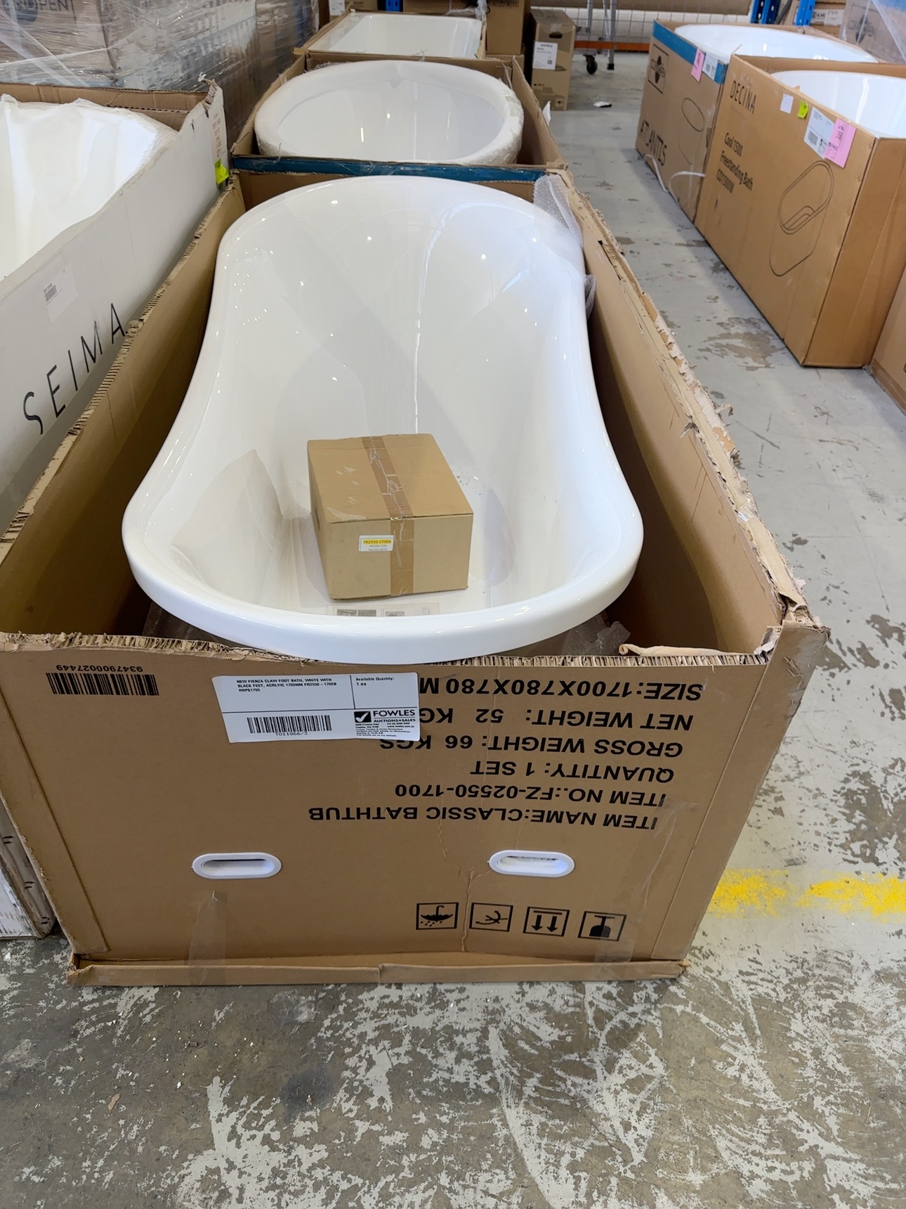 NEW FIENZA CLAW FOOT BATH, WHITE WITH BLACK FEET, ACRLYIC 1700MM FR2550-1700B RRP$1799 NEW FIENZA CLAW FOOT BATH, WHITE WITH BLACK FEET, ACRLYIC 1700MM FR2550-1700B RRP$1799
