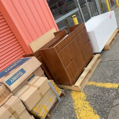 3 LARGE PALLETS OF ASSORTED BATHROOM ITEMS - FREESTANDING BATH, LAMINATE VANITY BASES, TOILET PANS ETC, SOLD AS IS