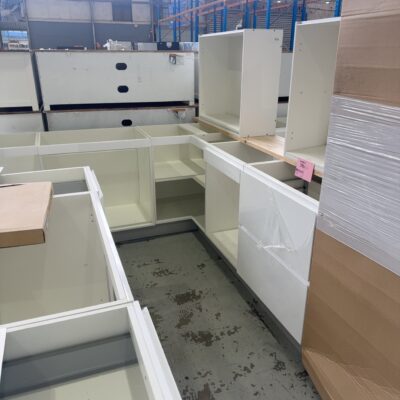 NEW L SHAPE KITCHEN WITH SEPARATE ISLAND BENCH IN MATTE WHITE 2 PAC PAINTED FINISH WITH FINGER PULL PROFILE DOORS, WITH 600MM PANTRY, K5D