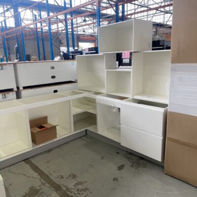 NEW L SHAPE KITCHEN IN MATTE WHITE 2 PAC PAINTED FINISH WITH FINGER PULL PROFILE DOORS, WITH 600MM PANTRY, K5D