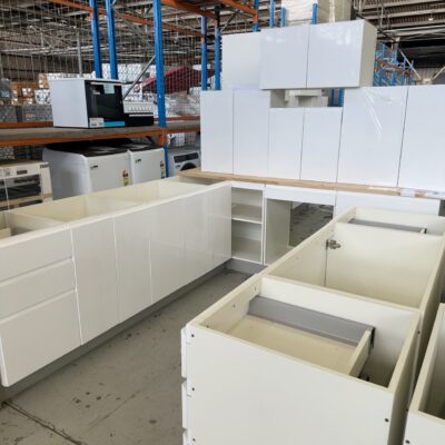NEW L SHAPE KITCHEN WITH SEPARATE ISLAND BENCH IN MATTE WHITE 2 PAC PAINTED FINISH WITH FINGERPULL PROFILE DOORS, K6D