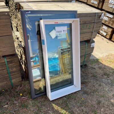 LOT OF 2 ASSORTED FIXED WINDOWS