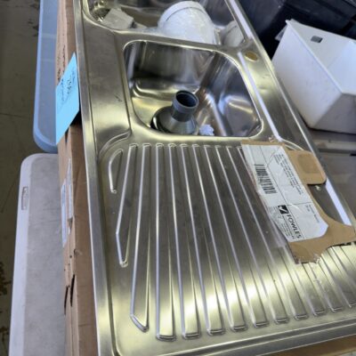 NEW TISIRA LIVING EDGE 1080MM SINK, 1.5 BOWL, LEFT HAND BOWLS & RIGHT DRAINER, S/STEEL, 39842 TSE1081R, 12 MONTH WARRANTY