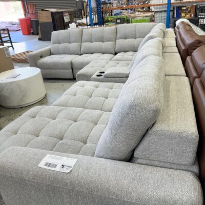 SAMPLE FURNITURE - LARGE CORNER LOUNGE SUITE WITH SEATS THAT EXTEND IN DEPTH, WITH CHAISE AND AND ELECTRIC RECLINER, FABRIC DUNCAN SILVER, SOLD AS IS