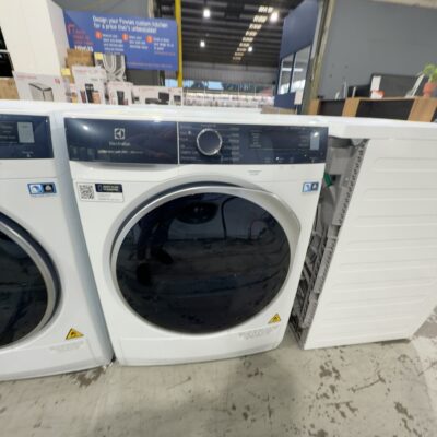 ELECTROLUX EDH803R9WB 9KG ULTIMATE CARE 900 HEAT PUMP DRYER WITH 3D SENSE TECHNOLOGY, WITH 12 PROGRAMS, WOOLMARK ACCREDITED, RRP$1329, 12 MONTH WARRANTY