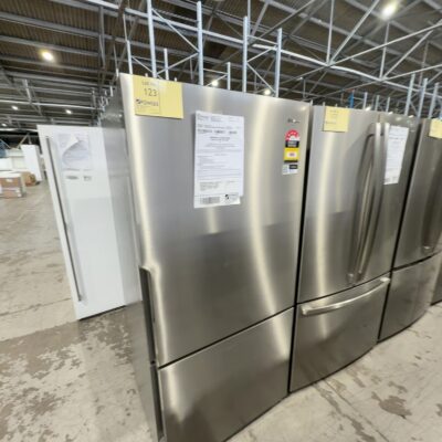 WESTINGHOUSE WBE5300SC-R FRIDGE WITH BOTTOM MOUNT FREEZER, 496 LITRE, FINGERPRINT RESISTANT, ADJUSTABLE INTERIOR, LED LIGHTING, 12 MONTH WARRANTY