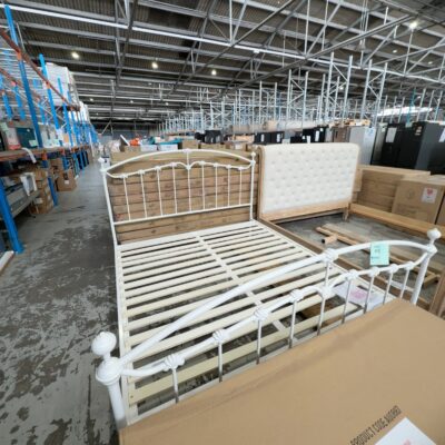 NEW KING SIZE WHITE CAST & WROUGHT IRON BED, CLASSIC FRENCH STYLE WITH DELICATED HAND FORMED CURVES & DECORATIVE CASTINGS, WHITE POWDER COAT, AU0247