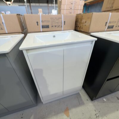 NEW 600MM WHITE GLOSS VANITY WITH CERAMIC TOP SK7-600W & UV31-600H NEW 600MM WHITE GLOSS VANITY WITH CERAMIC TOP SK7-600W & UV31-600H