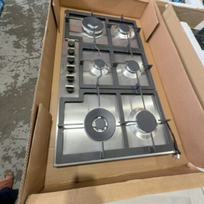 BRAND NEW UNBOXED, BOSCH 6 BURNER PCT9A5B90A 900MM GAS COOKTOP WITH FLAME SELECT WITH NINE PRECISELY DEFINED POWER LEVELS, TWO HIGH POWERED DUAL FLAME WOK BURNERS, WITH 12 MONTH WARRANTY