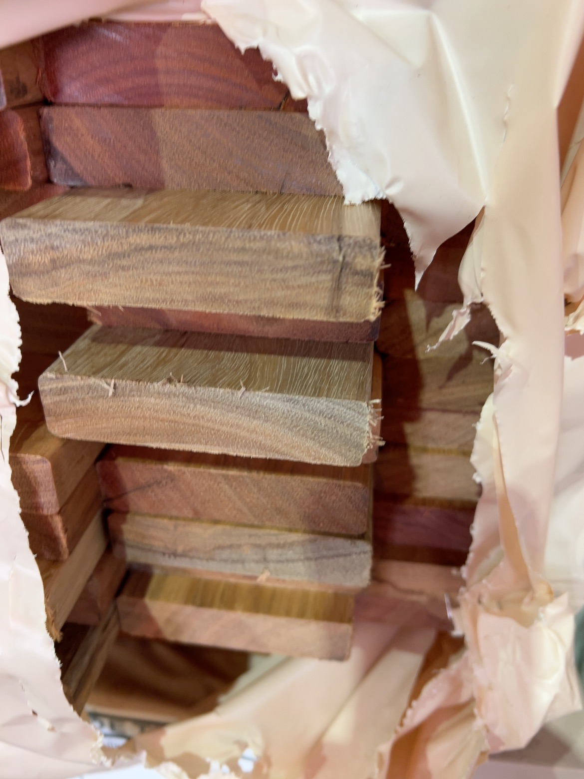 86X19 SPOTTED GUM FEATURE GRADE DECKING- (PACK CONSISTS OF RANDOM SHORT LENGTHS) 86X19 SPOTTED GUM FEATURE GRADE DECKING- (PACK CONSISTS OF RANDOM SHORT LENGTHS)