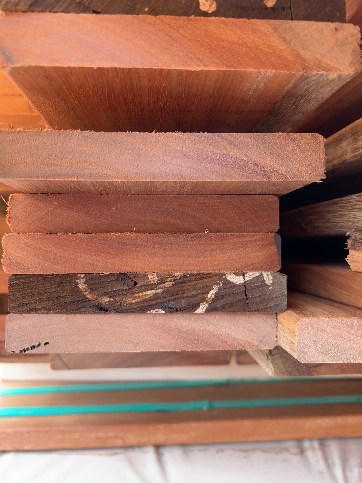 135X19 SPOTTED GUM FEATURE GRADE DECKING- (PACK CONSISTS OF RANDOM SHORT LENGTHS) 135X19 SPOTTED GUM FEATURE GRADE DECKING- (PACK CONSISTS OF RANDOM SHORT LENGTHS)